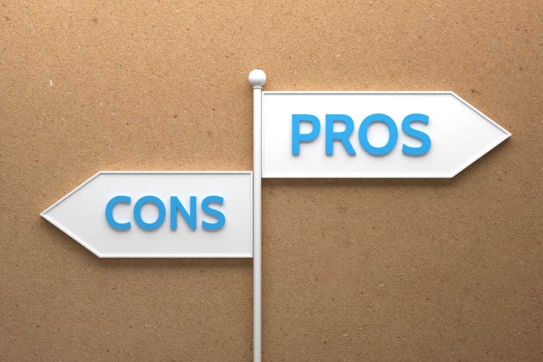 Two flags that say pros and cons.