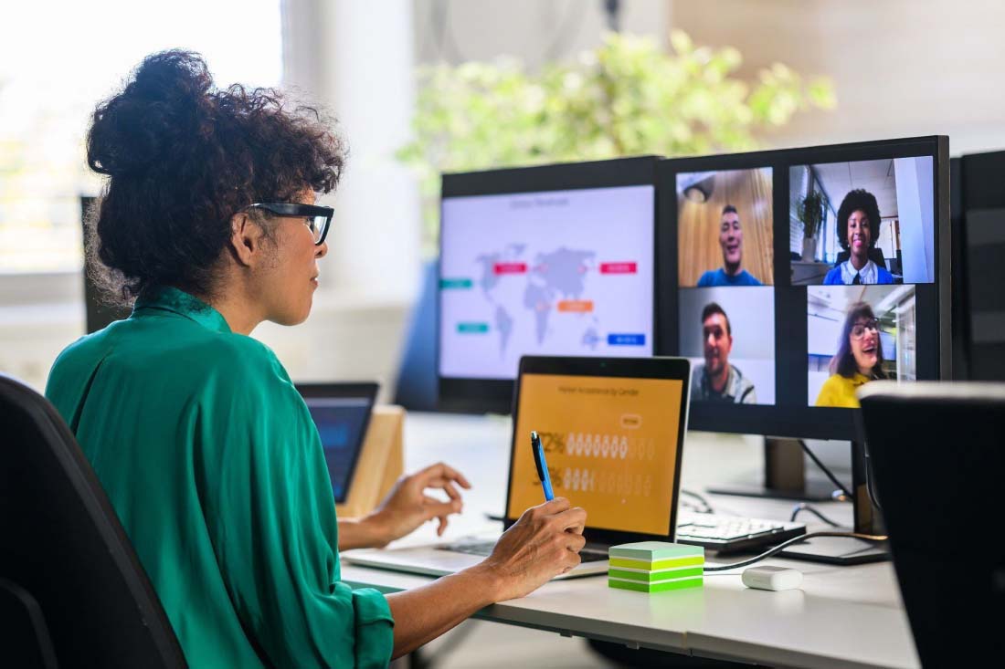 A manager running a team cal with her team on a flexible work schedule.